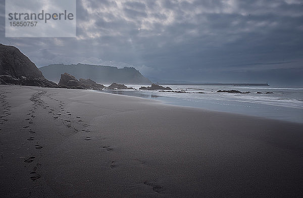 Bewölkter Strand an der Nordküste Spaniens