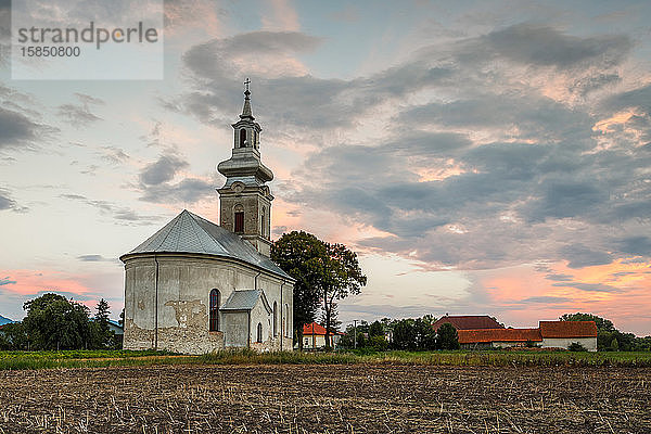 Ländliche Landschaft mit einer Kirche in der Region Turiec in der Mittelslowakei.