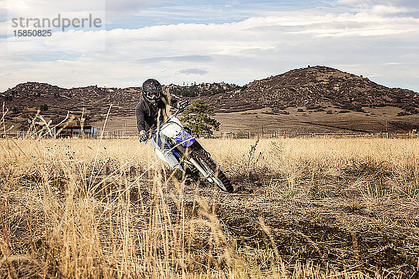 Junger Mann auf dem Mountainbike in den Vorbergen in Colorado