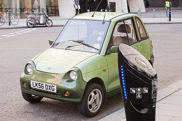 Ein G-Wiz Elektroauto auf den Straßen von London  Großbritannien. Solche Null-Emissions-Fahrzeuge tragen mit einer Ladestation für Elektrofahrzeuge zur Bekämpfung des Klimawandels bei.