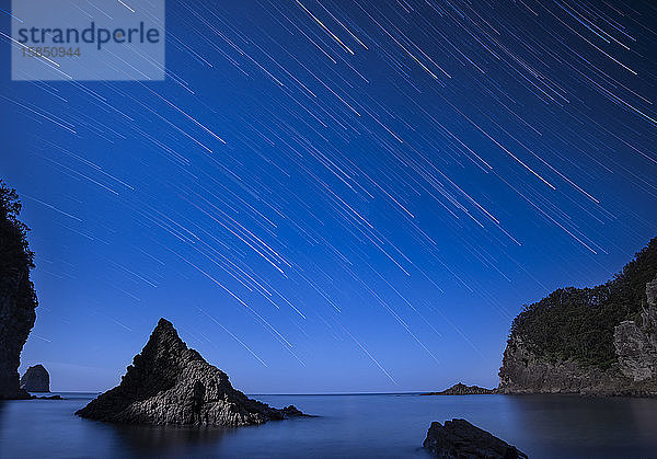 Sternenpfade über dem Meer an der Küste von Futou auf der Halbinsel Izu  Präfektur Shizuoka  Japan
