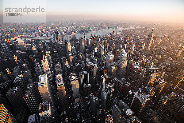 Sonnenuntergang über dem Times Square und Midtown Manhattan  New York City