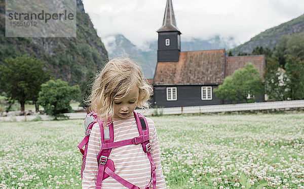 Mädchen auf Rucksacktour vor einer schönen Kirche & Fjord in FlÃ¤m  Norwegen