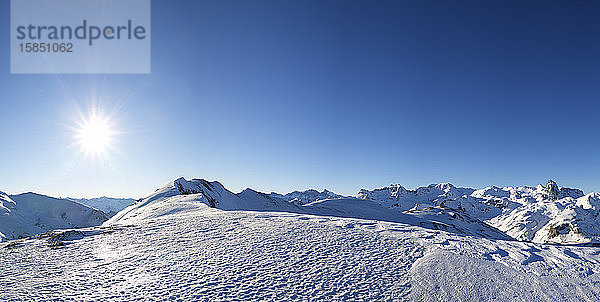 Schneebedeckte Berge in den Pyrenäen  im Tena-Tal in den spanischen Pyrenäen.