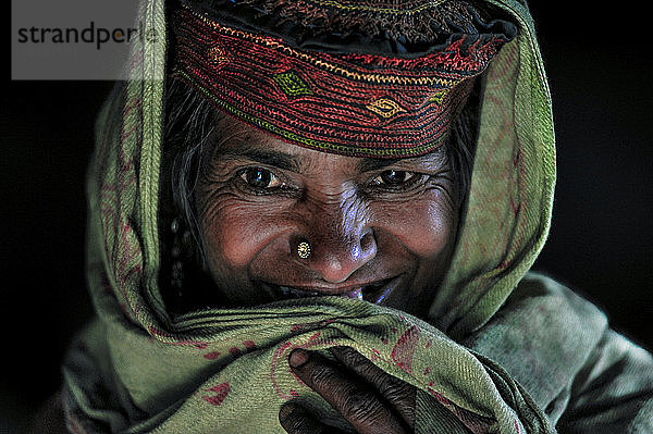Alte Frau aus Gujjar lächelt
