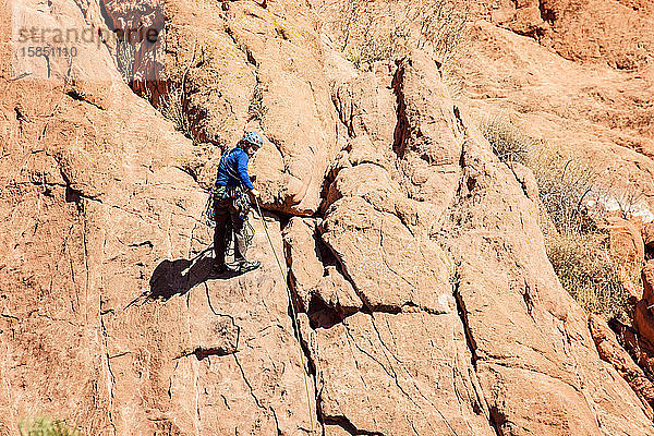 Männlicher Bergsteiger im Garten der Götter Colorado