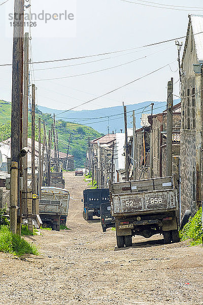 Gebäude und unbefestigte Straße im Dorf Shinuhayr  Provinz Syunik  Armenien