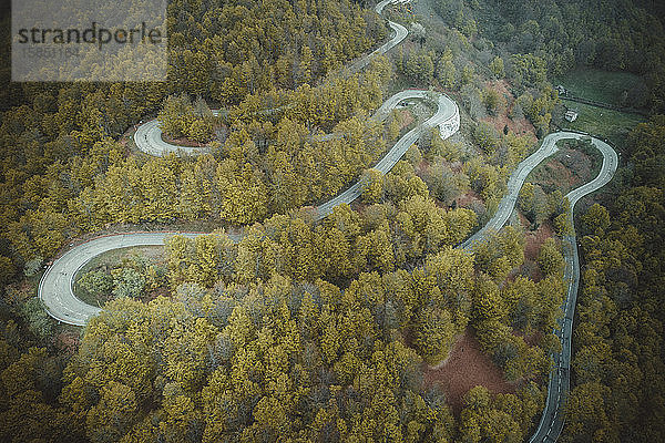 Gebogene Straße aus der Luftaufnahme in Picos de Europa