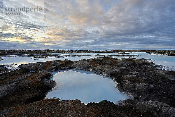 Malerische Szenerie eines geothermischen Pools mit vulkanischem Wüstengelände auf der Insel