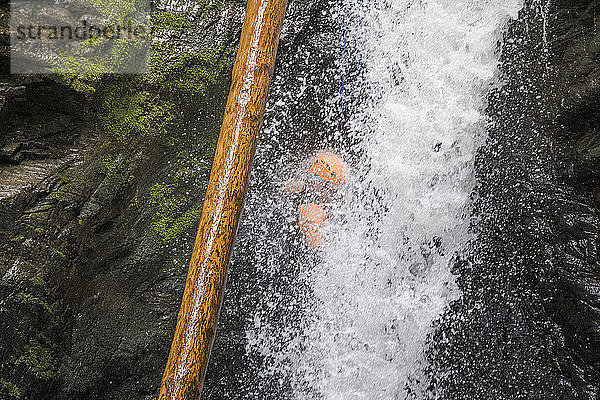 Mann seilt sich durch einen Wasserfall ab  Britisch-Kolumbien  Kanada.