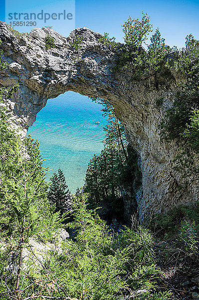 Blick von oben auf Arch Rock mit Blick auf den Huron-See