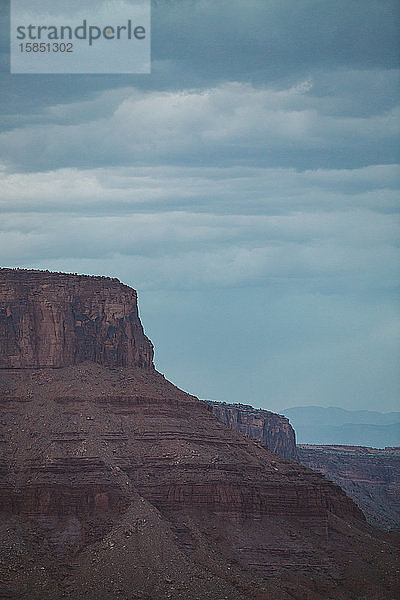 Dunkelheit legt sich über die zinnoberroten Klippen in der Nähe von Moab Utah