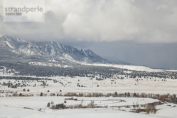 Flatirons im Schnee ausserhalb von Boulder  Colorado