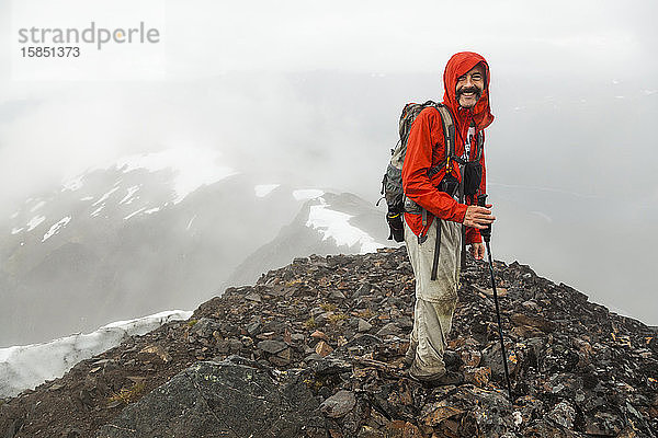 Mann steht auf dem Gipfel des Cooper Mountain  Kenai-Halbinsel  Alaska