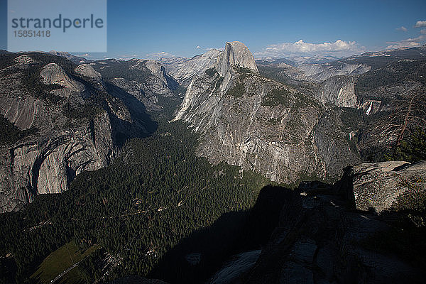 Tenaya Canyon am Fuße des Half Dome im Yosemite National Park  Vernal und Nevada Falls.