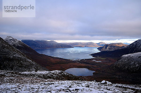 Bergsee und Bucht von der Spitze des Berges in Nordnorwegen sichtbar