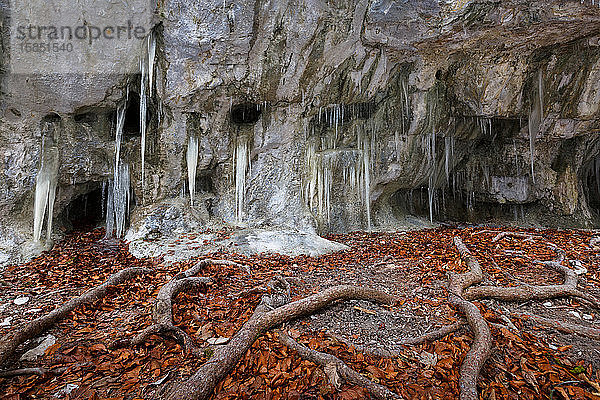 Eisformationen in der Höhle von Mazarna im Nationalpark Velka Fatra.