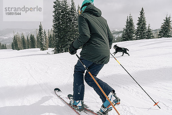 Telemark-Skifahrerin mit Hund