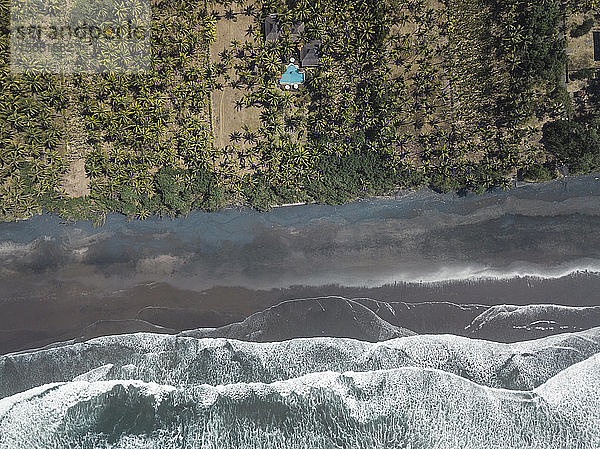 Luftaufnahme eines Hauses mit Pool in Strandnähe