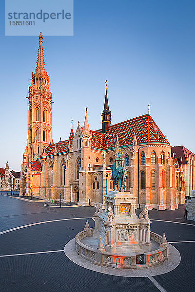 Matthias-Kirche und Statue des Heiligen Stephanus in Budapest.