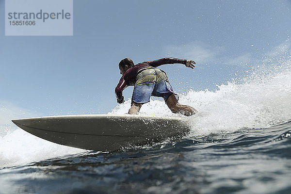 Surfer auf einer Welle