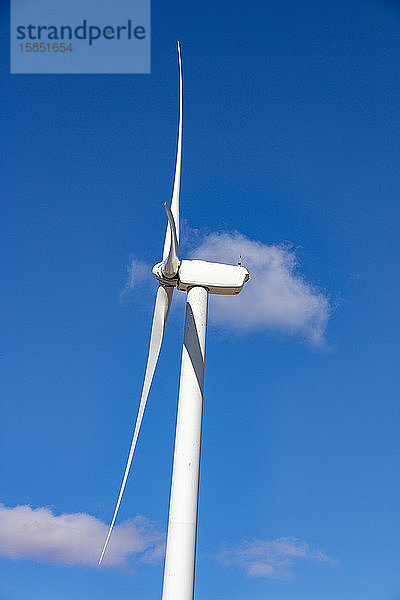 Windturbine mit blauem Himmel und Wolken