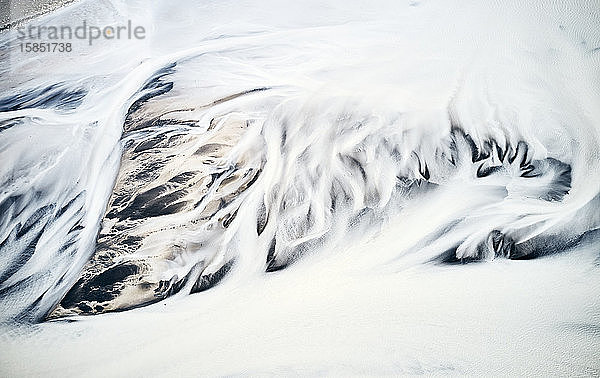 Weißes und atemberaubendes Eisflussdelta bei strahlendem Sonnenschein