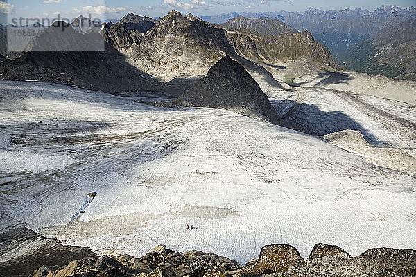 Wanderer überqueren Snowbird Glacier  Talkeetna-Gebirge  Alaska