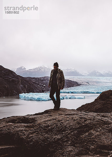 Mann zu Fuss auf Fels am See mit Gletschern