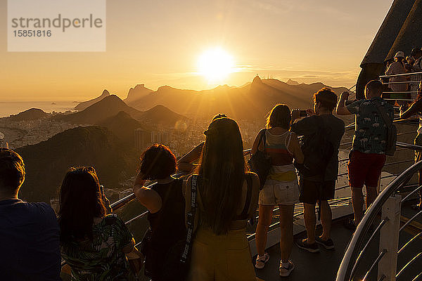 Schöne Aussicht auf Touristen  die vom Zuckerhut aus den Sonnenuntergang beobachten