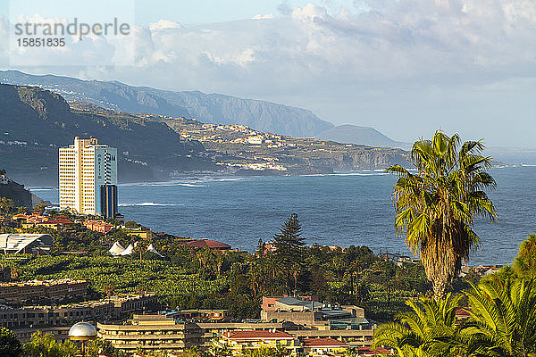 Puerto de la cruz Panoramablick am Parque Taoro mit Bergen