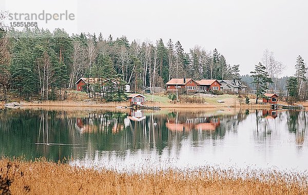 Traditionelles schwedisch-skandinavisches rotes Haus am Meer entlang