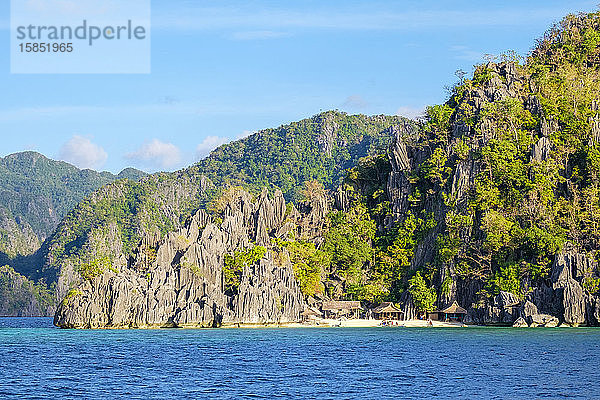 Kleines Dorf mit strohgedeckten Hütten auf der Insel Coron  Coron  Philippinen