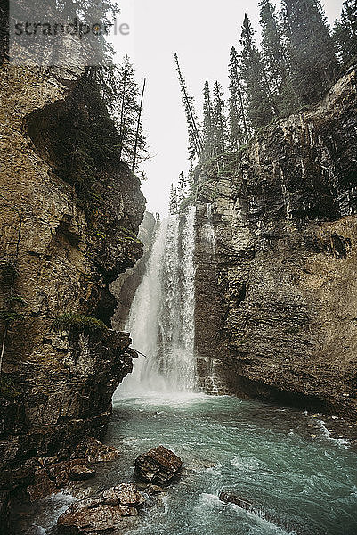 Oberer Wasserfall des Johnston Canyon Wanderweges in Alberta  Kanada.
