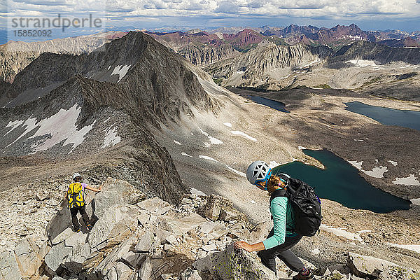 Frauen steigen den Bergrücken auf dem Capitol Peak hinab  Elk Mountains  Colorado