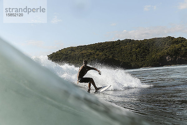 Surfer auf einer Welle