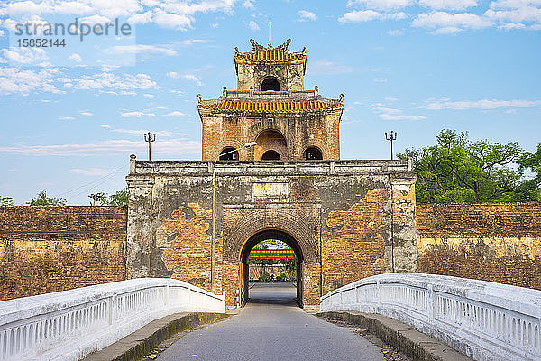 Brücke und Torturm durch die alte Stadtmauer der Kaiserstadt  Hue