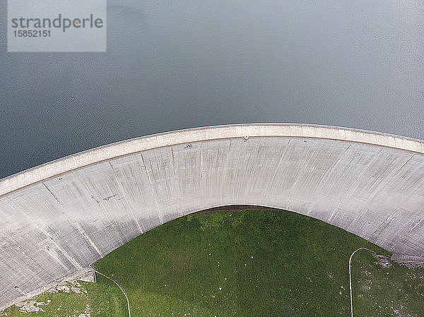 Vogelperspektive auf einen Staudamm in den Schweizer Alpen