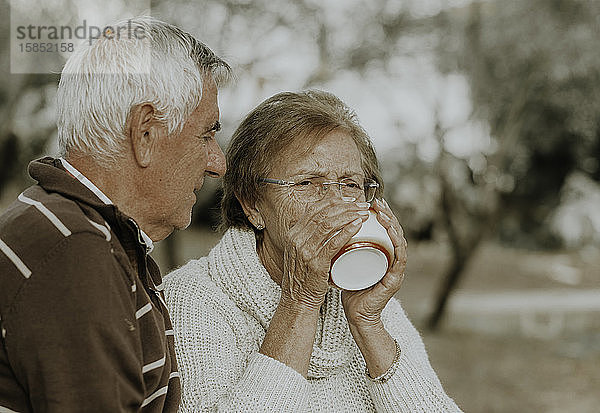 Reife Frau mit Ehemann  die Tee oder Kaffee trinkt.reife Frauen  die Tee trinken