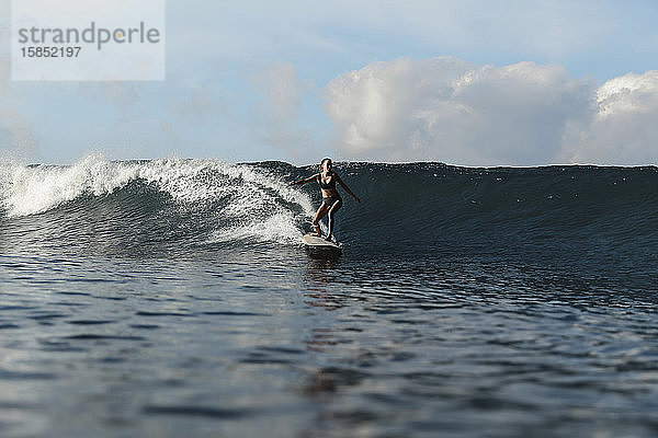 Mädchen surfen im Ozean