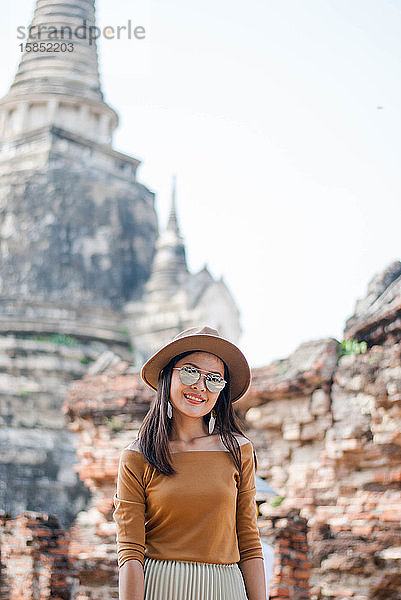 Schöne Frau  die in Ayutthaya  Thailand  Urlaub macht