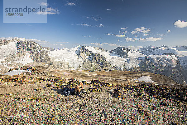 Wanderer auf Berggipfel liegend  erschöpft nach einem langen Tag