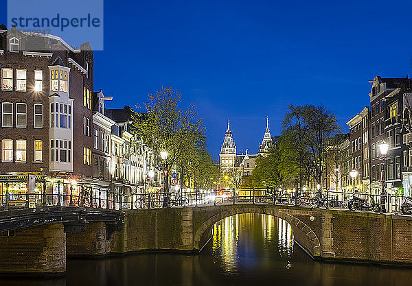 Rijksmuseum hinter Grachtenhäusern am Kanal Prinsengracht  Amsterdam