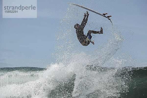 Surfer auf einer Welle