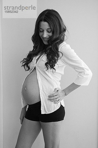 Schwangere Frau lächelt schwarz-weiß