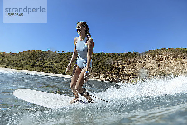 Lächelnde Frau beim Surfen