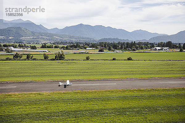 Luftaufnahme eines Kleinflugzeugs  das vom ländlichen Flughafen in Chilliwack startet