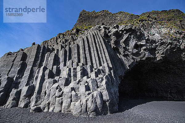 atemberaubende Basaltformationen am Strand von Reynisfjara in Südisland