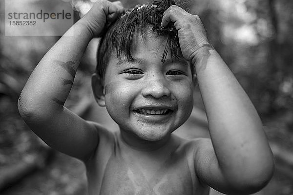 Ein freundlicher und glücklicher indigener Junge aus dem brasilianischen Amazonas