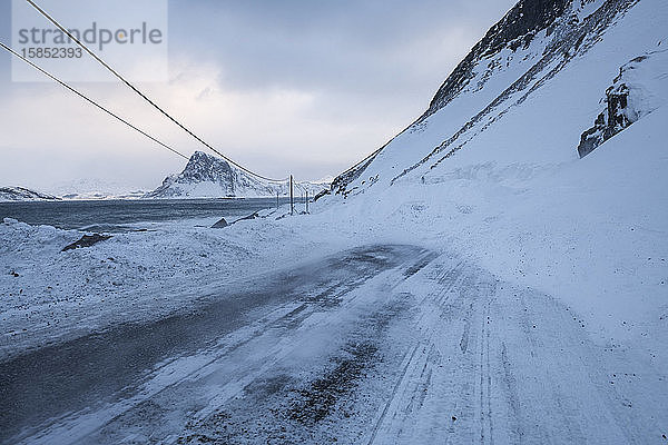 Kleine Schneelawinen blockieren den Myrlandsveien - eine der lawinen- und steinschlaggefährdetsten Straßen Nordnorwegens  FlakstadÃ¸y  Lofoten  Norwegen